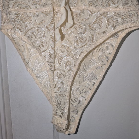 Fashionova Lace Bodysuit in Cream - Picture 3 of 4